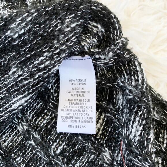 EXPRESS Black & White Sleeveless High Low Sweater size Small - Picture 7 of 7